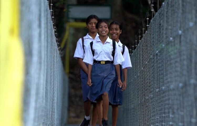 Anak Sekolah bisa melintas sungai dengan tenang lewat jembatan