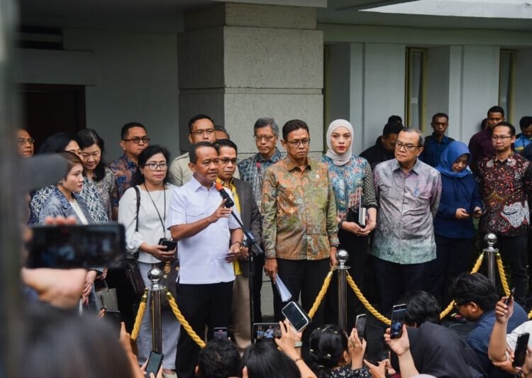 Menteri ESDM Bahlil Lahadalia, usai memimpin rapat dengan PT Pertamina (Persero) dan Badan Usaha SPBU Swasta, memastikan bahwa stok BBM di Indonesia aman untuk 18 hingga 21 hari ke depan.
