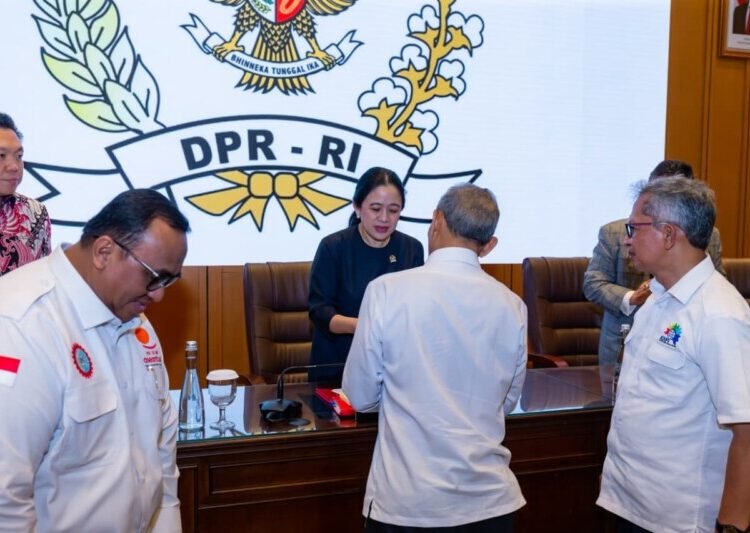 Ketua DPR RI Puan Maharani menerima audiensi Konfederasi Serikat Pekerja Seluruh Indonesia (KSPSI) pimpinan Andi Gani Nena Wea dan sejumlah perwakilan KSPI (Konfederasi Serikat Pekerja Indonesia) di Gedung DPR hari ini.