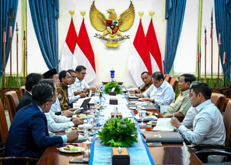 Presiden Prabowo Subianto memimpin rapat terbatas bersama sejumlah menteri Kabinet Merah Putih di Istana Merdeka, Jakarta, pada Selasa, 9 September 2025. Rapat tersebut membahas langkah-langkah percepatan program pemerintah guna mendorong pertumbuhan ekonomi nasional.