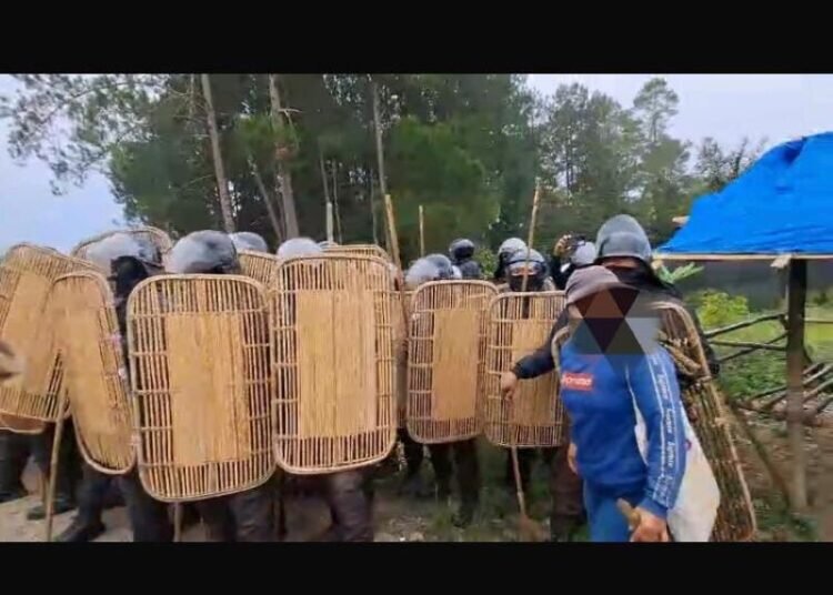 Senin, 22 sept 2025, sekitar pukul pukul 08.00 WIB, para sekurity PT. Toba Pulp Lestari (PT. TPL), pekerja Buruh Harian Lepas (BHL) dan oknum yang di duga preman bayaran berkumpul di sekitar wilyah adat Sihaporas (Buttu Pangaturan).