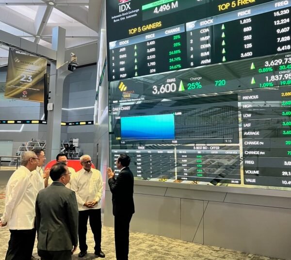 Saham PT Merdeka Gold Resources Tbk (EMAS) dicatatkan di BEI, Selasa (23/9/2025)