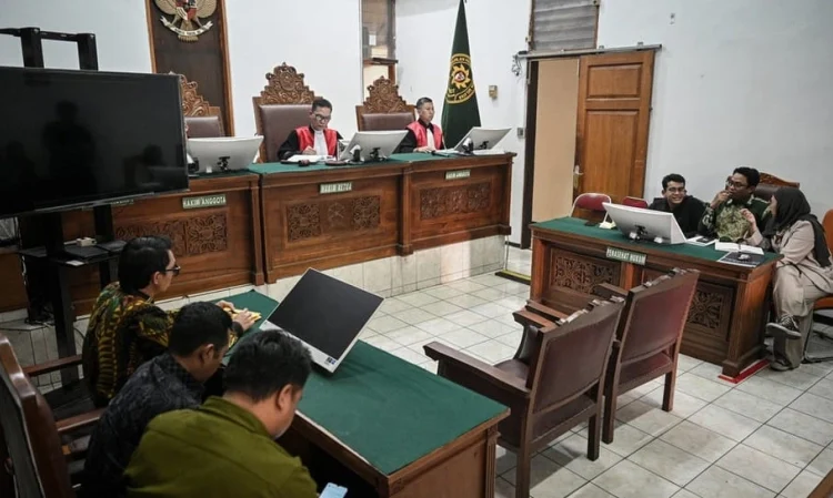 Ketua Majelis Hakim Radityo Baskoro (tengah) memimpin sidang perdana gugatan menteri pertanian Amran Sulaiman terhadap Tempo di Pengadilan Negeri Jakarta Selatan, Jakarta, Senin (15/9/2025) I