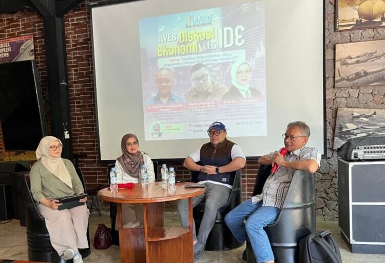 Guru Besar Fakultas Teknik Mesin dan Dirgantara Institut Teknologi Bandung (ITB), Tri Yus Widjajanto dalam diskusi bertajuk “Setahun Pemerintahan Baru, Bagaimana Kemandirian Energi Nasional?” yang diselenggarakan oleh Ikatan Wartawan Ekonomi Bisnis (IWEB) di Bandung, Jumat (10/10/2025).