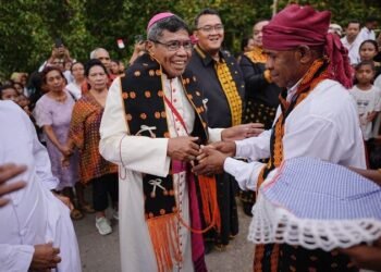 Umat Kotakeo Sambut Uskup Budi dan Keluarga Besar Jacob Nuwa Wea Secara Adat