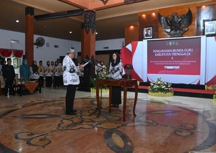 Anggota DPR RI Novita Hardini resmi dikukuhkan sebagai Bunda Guru Persatuan Guru Republik Indonesia (PGRI) Kabupaten Trenggalek masa bhakti 2025–2030, dalam upacara yang digelar di Pendopo Manggala Praja Nugraha, Rabu (29/10/2025).