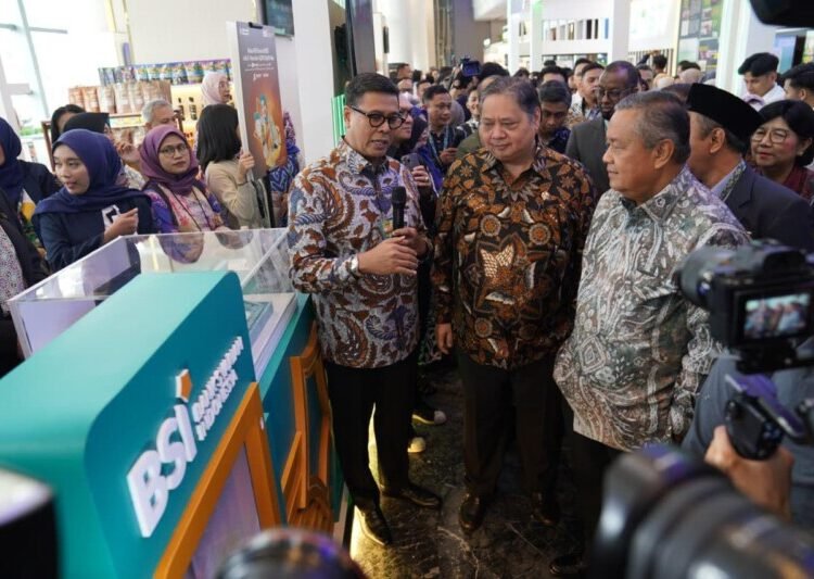 Direktur Utama BSI Anggoro Eko Cahyo bersama Menko Perekomian, Airlangga Hartarto dan Gubernur BI, Perry Warjiyo