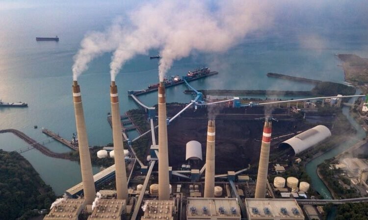 Caption Pembangkit listrik batubara di Suralaya, Cilegon, Banten, Indonesia (Greenpeace)