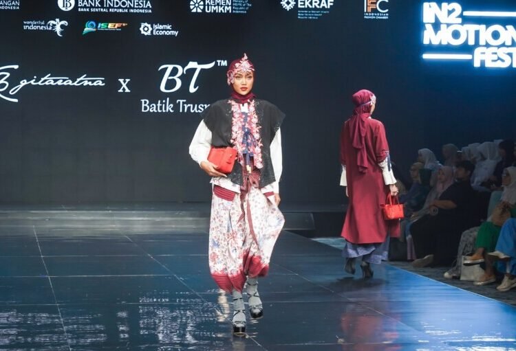 Industri fesyen muslim, atau yang kini dikenal sebagai industri modest fashion, terus menunjukkan pertumbuhan konsisten dalam beberapa tahun terakhir di Indonesia.