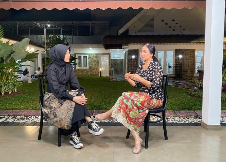 Yanti Moeljono dari Komunitas Kebaya Menari saat diwawancarai di Gra Besuki 8, Jakarta, Jumat (17/10/2025).