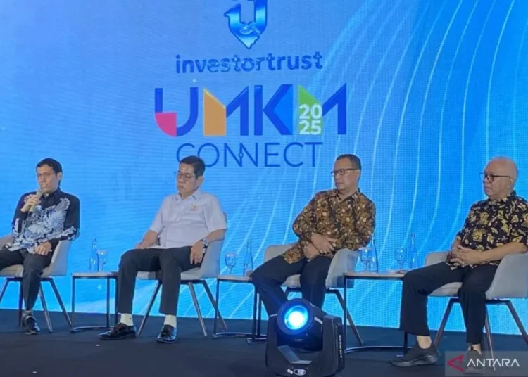 Direktur Sistem Perimbangan Keuangan Kementerian Keuangan Subandono (kiri) berbicara dalam acara Investortrust UMKM Connect 2025 di Jakarta, Kamis (23/10/2025)/PHOTO DOK ANTARA