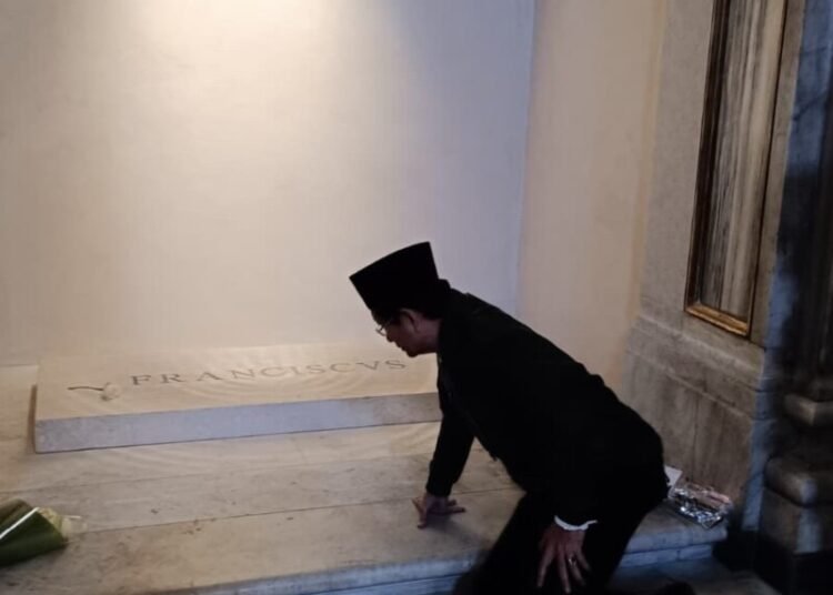 Menteri Agama (Menag) Nasaruddin Umar didampingi Dubes LBBP RI untuk Takhta Suci Michael Trias Kuncahyono, berziarah ke makam Paus Fransiskus, di Basilika St. Maria Maggiore, Roma, Senin (27/10), pagi pukul 09.00 dan dilanjutkan ke Basilika St. Petrus, Vatikan.