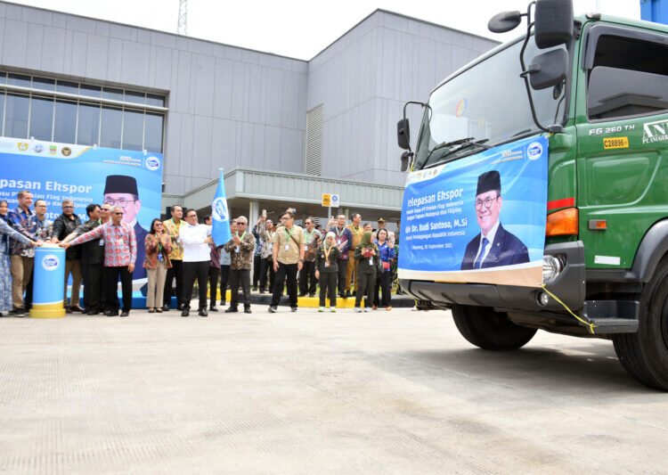 Menteri Perdagangan, Budi Santoso melepas ekspor produk susu produksi PT. Frisian Flag Indonesia (FFI) tujuan Filipina dan Malaysia, di Cikarang, Kabupaten Bekasi, Jawa Barat, Selasa ( 30 Sept).