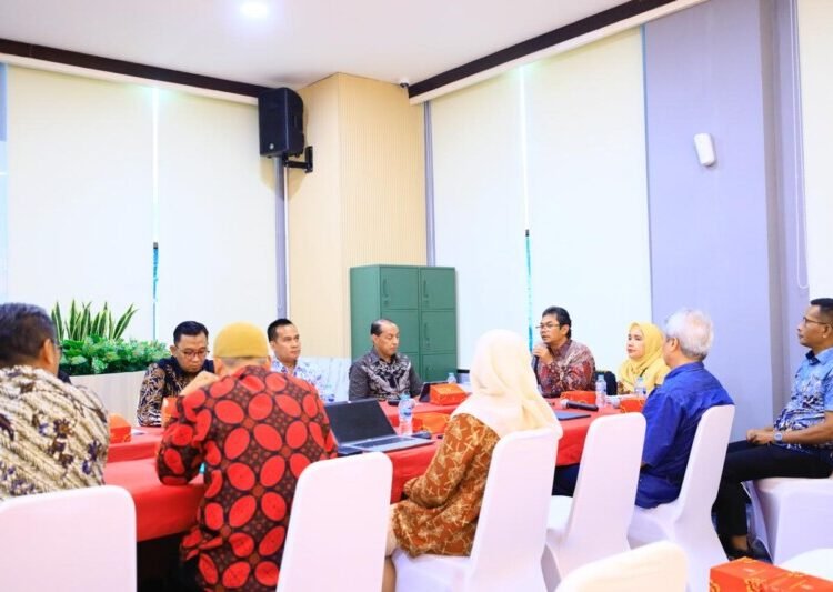 Otoritas Jasa Keuangan (OJK) memfasilitasi pertemuan antara pengurus penyelenggara pinjaman daring (pindar) PT Dana Syariah Indonesia (DSI) dengan para pemberi dana (lender) di Kantor OJK di Jakarta, Selasa (28/10).