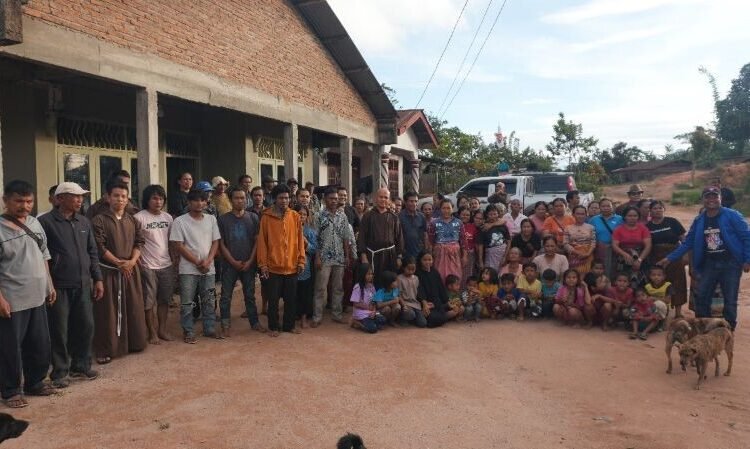 Minister Provinsial Kapusin Medan Pastor Alex Silaen bersama warga Dolok Parmonangan dan Sihaporas di Kabupaten Simalungun, Sumatera Utara