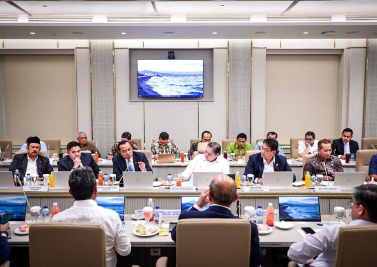 Sekretaris Kabinet (Seskab) Teddy Indra Wijaya menghadiri rapat koordinasi terbatas (rakortas) bersama dengan jajaran Kabinet Merah Putih, pada Rabu, 1 Oktober 2025.