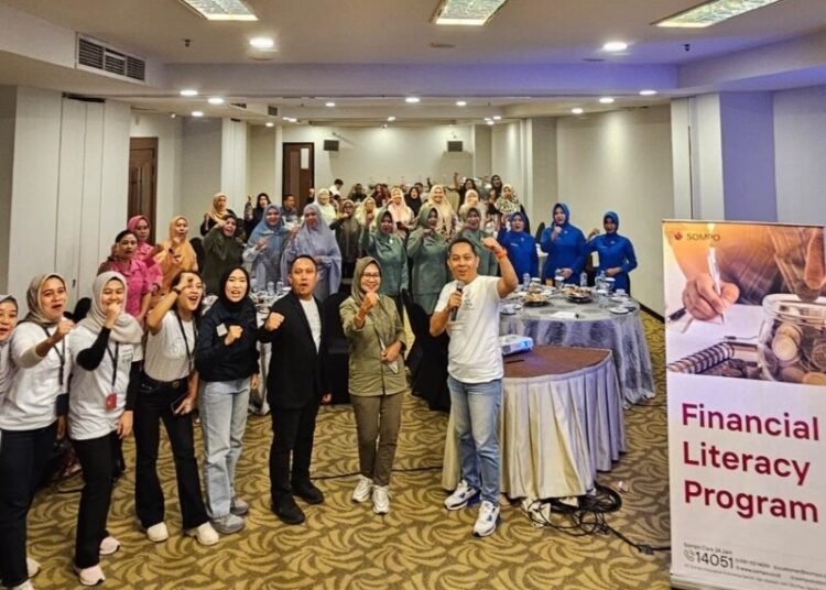 Suasana sesi literasi keuangan – Seluk Beluk Asuransi Umum yang diadakan oleh PT Sompo Insurance Indonesia untuk pelaku usaha, mikro, kecil dan menengah (“UMKM”) di Makassar, Kamis (16/10). Sesi diikuti oleh sekitar 32 pengusaha UMKM dari beragam bidang usaha, dan dilaksanakan dalam rangka mendukung Bulan Inklusi Keuangan (“BIK”) yang diperingati setiap bulan Oktober sebagaimana dicanangkan oleh Otoritas Jasa Keuangan (OJK).