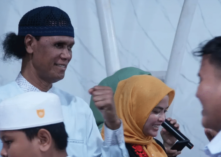 H. Hercules Rosario Marshal bersama istri berbagi kasih untuk anak yatim dan kaum dhuafa. Foto: Istimewa