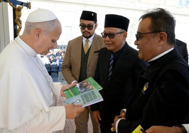 Sekretaris Komisi Hubungan Antaragama dan Kepercayaan Konferensi Waligereja Indonesia (KOMHAK KWI), Rm Aloys Budi Purnomo dan Dubes RI Untuk Takhta Suci, M. Trias Kuncahyono berbincang dengan Presiden Dikasteri Dialog Antaragama, Vatikan, Cardinal George Jacob Koovakad di Lapangan St. Petrus, Vatikan, Rabu (29/10/2025).