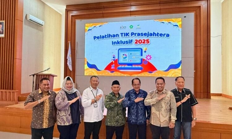 Ketum DNIKS Gus Choi bersama Kepala BBPPKS Kalsel Yadi Muchtar, Plt Direktur Keuangan BAKTI Komdigi Wahyu Arvianto, Ketua Pelaksana Pelatihan TIK, RA Loretta Kartikasari, Wakil Ketua LKKS Kalsel Hesly Junianto, Waketum DNIKS Rudi Andreas dan Kepala Sekolah Rakyat Rifky Hakim di BBPPKS Kalimantan Selatan, Rabu (26/11/2025)