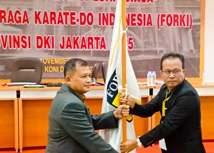 Penyerahan Pataka Bendera putih dari Pimpinan Sidang Musprovlub Anwar Samson, S.E. kepada Ketua Umum FORKI DKI Jakarta terpilih Mayjen TNI Herianto Syahputra, S.I.P., M.Si.