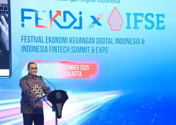 Kepala Eksekutif Pengawas Inovasi Teknologi Sektor Keuangan, Aset Keuangan Digital dan Aset Kripto (KE IAKD) OJK Hasan Fawzi dalam penutupan Festival Ekonomi Keuangan Digital Indonesia (FEKDI) dan Indonesia Fintech Summit & Expo (IFSE) 2025 di Jakarta Convention Center (JCC), Sabtu (`1/11)