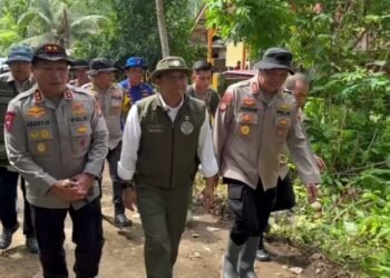 Turun di Titik Bencana, Menhut Raja Antoni dan Kapolda Riau Evakuasi Dua Jenazah di Agam