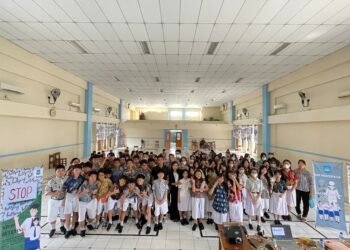 Pose bersama antara para peserta didik di SMP Providentia dan narasumber selepas seminar tolak bullying