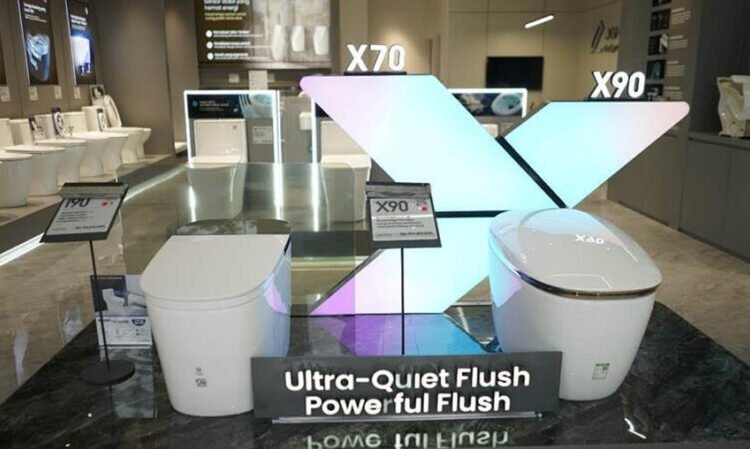 JOMOO telah meraih angka penjualan smart toilet nomor satu di dunia dalam hal rancangan solusi untuk smart bathroom dengan standar sertifikasi yang tinggi, diproduksi di fasilitas yang sepenuhnya mengadopsi sistem berbasis AI dan robotik otomatis, untuk memastikan kualitas yang presisi dan minim kesalahan sekaligus mendukung keberlanjutan lingkungan
