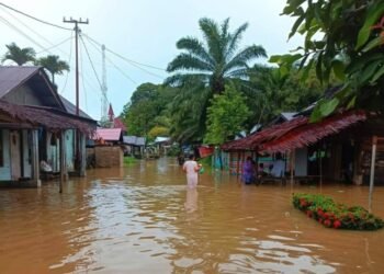 Salah satu ruas jalan di Tapanuli Tengah (Tapteng) yang terkena banjir bandang