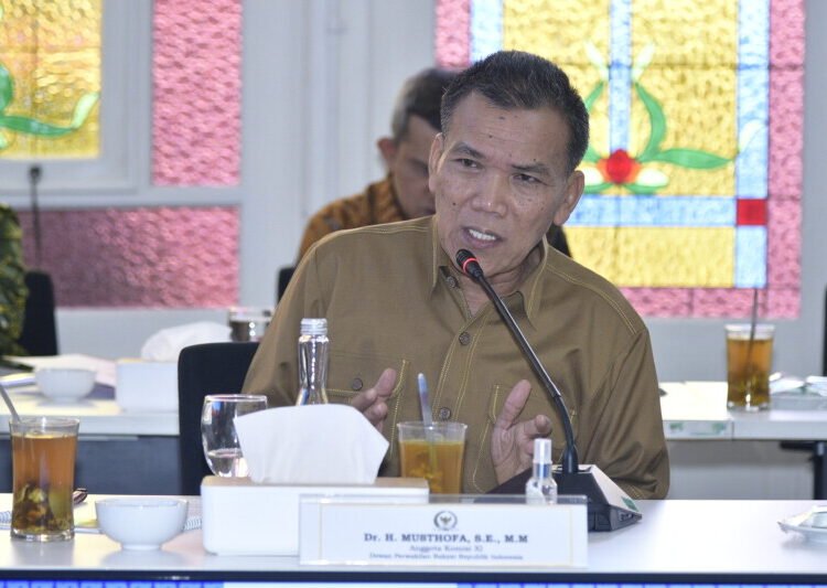 Anggota Komisi XI DPR RI Musthofa saat pendalaman di pertemuan dalam Kunjungan Kerja Spesifik (Kunsfik) Komisi XI di Kantor OJK Provinsi Jawa Tengah, Semarang, hari Jumat (28/11/2025). Foto: Munchen/vel