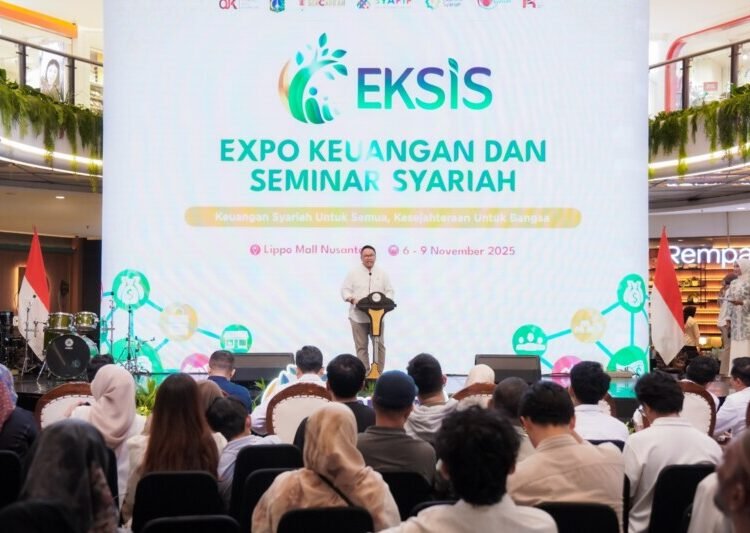 Kepala Departemen Literasi, Inklusi Keuangan dan Komunikasi OJK M. Ismail Riyadi dalam penutupan Expo Keuangan dan Seminar Syariah (EKSiS) 2025 di Jakarta, Minggu (9/11).