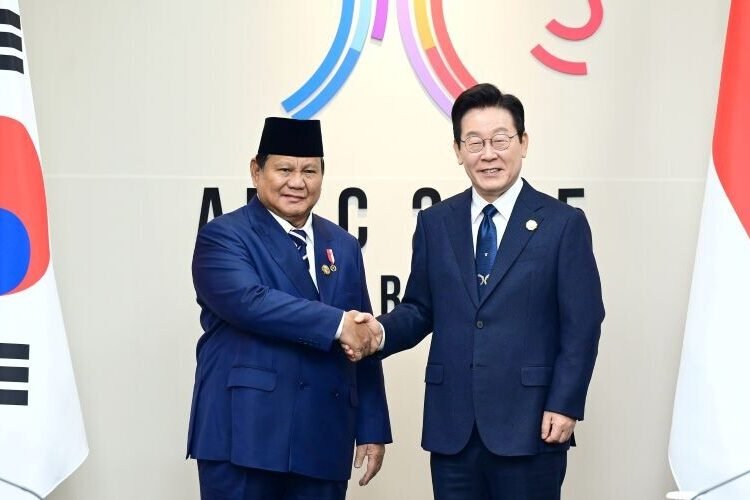 Presiden Republik Indonesia, Prabowo Subianto, menampilkan gaya diplomasi yang hangat dalam pertemuan bilateral dengan Presiden Republik Korea, Lee Jae-myung, di sela-sela KTT APEC 2025 di Gyeongju, Korea Selatan, Sabtu (1/11).