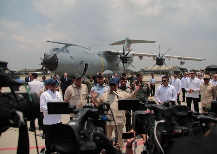 Presiden Republik Indonesia Prabowo Subianto menegaskan komitmen pemerintah dalam memperkuat kemampuan pertahanan udara nasional seiring dengan kedatangan pesawat angkut berat Airbus A400M milik TNI Angkatan Udara (AU) di Pangkalan Udara Halim Perdanakusuma, Jakarta, Senin (3/11).