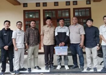 Perjuangan memang tak pernah mengkhianati hasil. Ungkapan itu tepat menggambarkan kisah Januari Yusuf Ibrahim (22), mahasiswa Universitas Garut yang viral berkat kegigihannya berjualan risol dan gorengan di lingkungan kampus demi membiayai kuliahnya.