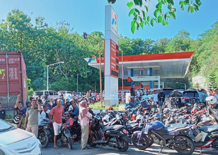Warga mengantre BBM di salah satu SPBU di Borong, ibu kota Kabupaten Manggarai Timur. Kondisi ini menjadi potret nyata krisis pasokan yang membuat harga Pertalite melambung hingga Rp50.000 per liter di tingkat pengecer. (Dokumen warga)