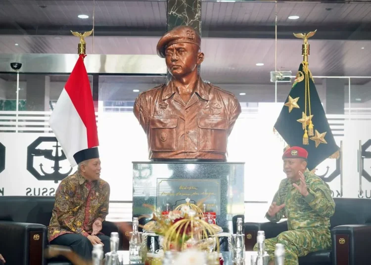 Menteri Koperasi Ferry Juliantono melakukan pertemuan dengan Panglima Kopassus Letjen TNI Djon Afriandi di Jakarta, Jumat (12/12/2025). PHOTO DOK ANTARA