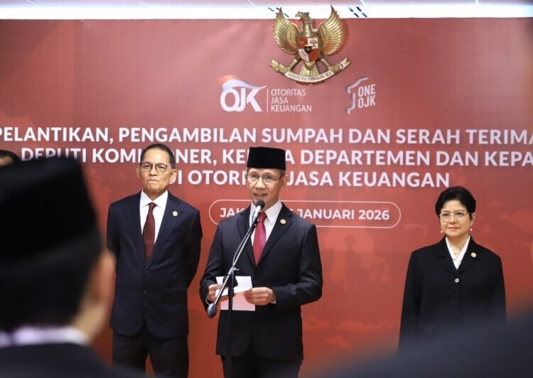 Ketua Dewan Komisioner OJK Mahendra Siregar pada Pelantikan, Pengambilan Sumpah, dan Serah Terima Jabatan Deputi Komisioner, Kepala Departemen, dan Kepala OJK Daerah yang diselenggarakan di Jakarta, Senin (5/1).