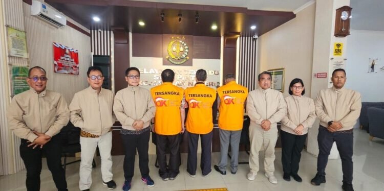 Penyidik OJK serahkan para tersangka perkara tindak pidana Pasar Modal SWAT ke JPU