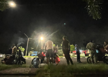 Anggota Pol PP perintahkan sejumlah pelaku UMKM di Jalan El Tari pindah tempat