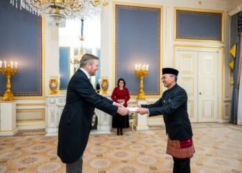 Amrih Jinangkung Serahkan Surat Kepercayaan kepada Raja Belanda