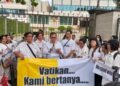 Solider dengan Mgr Paskalis, Umat Katolik Tuntut Transparansi Lewat Aksi Seribu Lilin