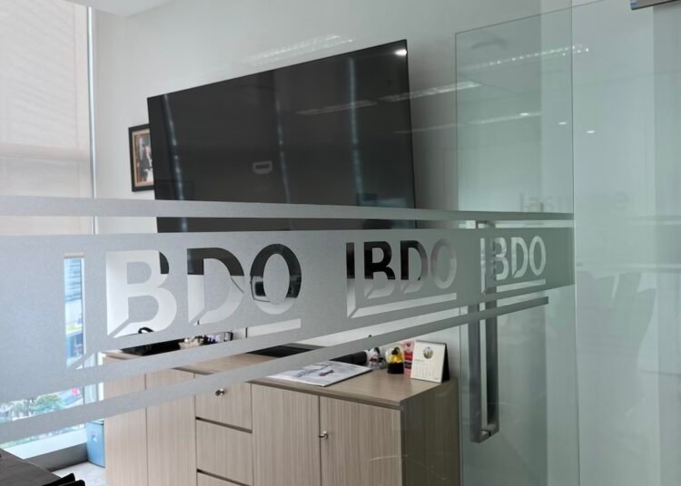 Administrasi perpajakan Indonesia memasuki era baru dengan implementasi penuh Sistem Inti Administrasi Perpajakan (CoreTax), yang menggantikan platform lama seperti DJP Online dan e-Faktur desktop. Sistem ini menghadirkan integrasi data dan validasi real-time, di mana transaksi seperti e-Faktur dan e-Bupot langsung tercatat dalam buku besar wajib pajak, sehingga sebagian besar data pelaporan tahunan akan tersedia secara pre-populated.